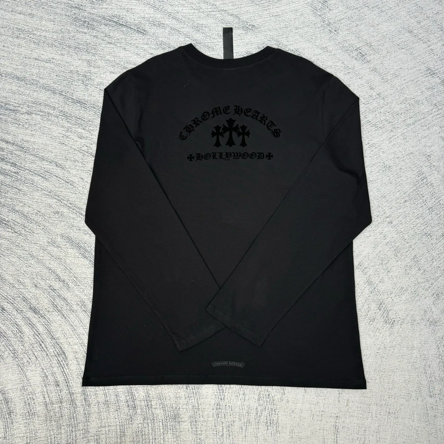 P300 Chrome Hearts/Chrome Hearts CH Black flocked cross round neck long sleeves Size: S/M/L/XL Custom-woven and dyed 40-yarn fabric with a scratchy surface pattern. The ready-made garments are made of YB consistent electrostatic flocking technology. It is not an ordinary lettering mold technology. The colors are also different at different angles. Brand new collar label (not the previous leather label) and washed label.